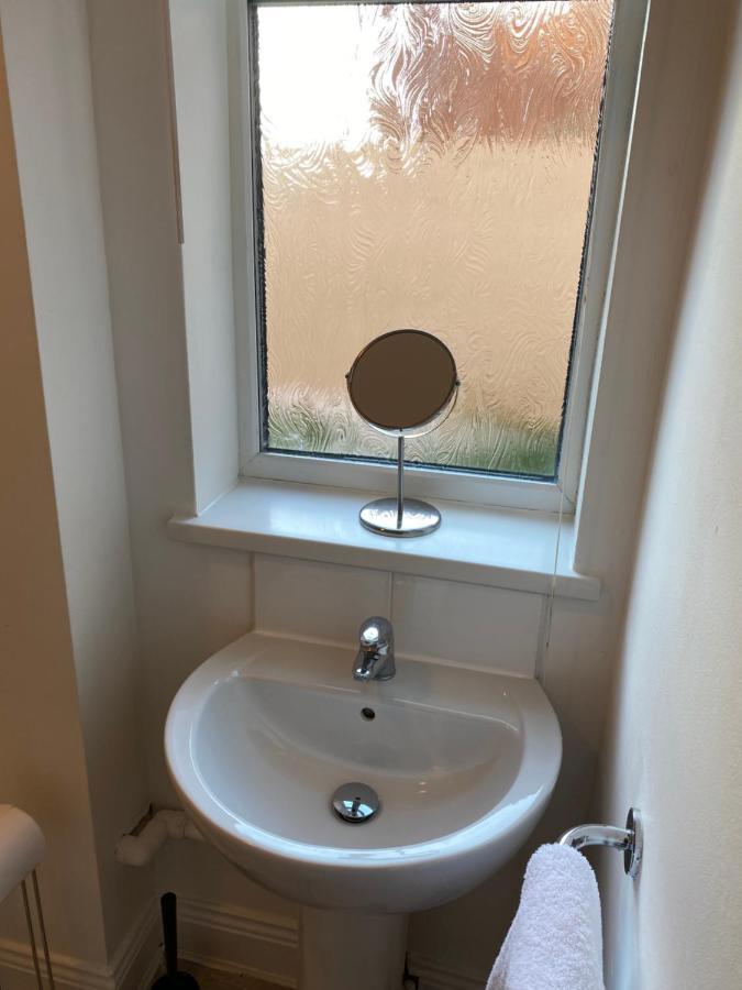 Kitchener - Wonderful 2-Bedroom Apt Sleeps 5 Free Parking Free Wifi غيتْسْهيد المظهر الخارجي الصورة