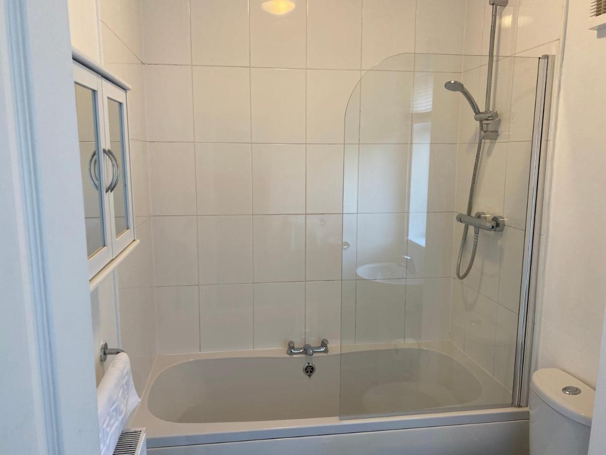 Kitchener - Wonderful 2-Bedroom Apt Sleeps 5 Free Parking Free Wifi غيتْسْهيد المظهر الخارجي الصورة